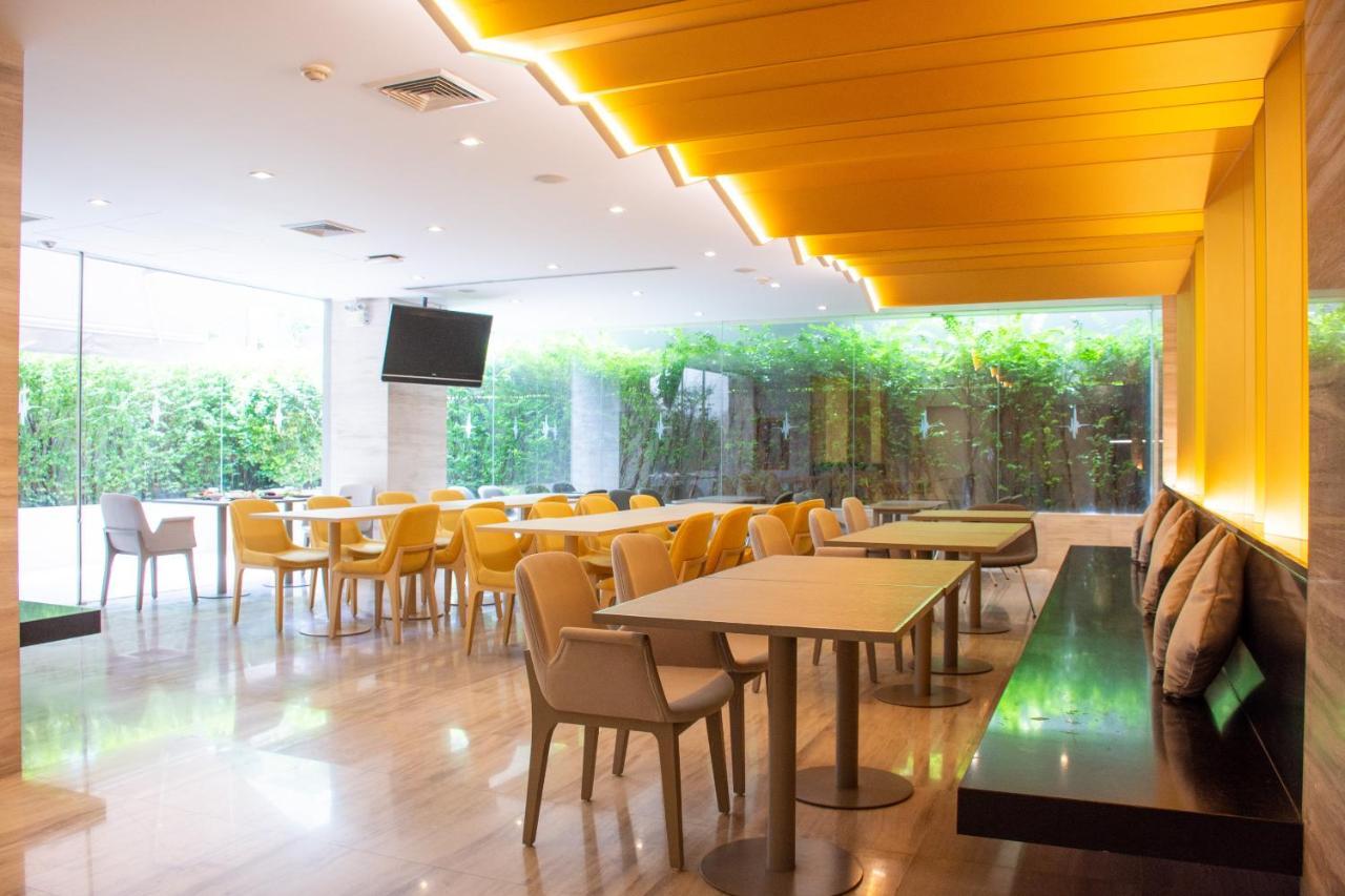 Tango Vibrant Living Hotel - Sha Extra Plus Bangkok Bagian luar foto