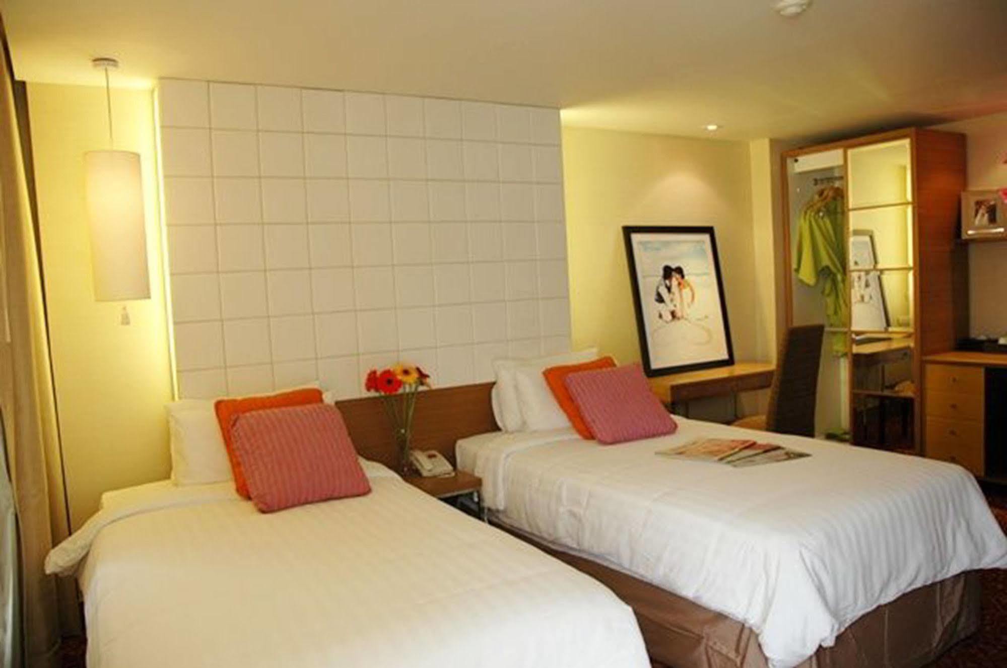 Tango Vibrant Living Hotel - Sha Extra Plus Bangkok Bagian luar foto