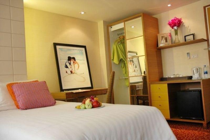 Tango Vibrant Living Hotel - Sha Extra Plus Bangkok Bagian luar foto